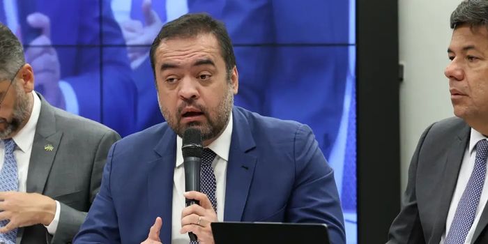 TSE mantém inelegibilidade de Cláudio Castro até 2030 e confirma condenação de Rodrigo Bacellar. STF decidirá se o Rio de Janeiro terá eleição direta ou indireta para governador interino.