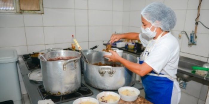Centro de Vivência 3 realiza capacitação em Educação Alimentar e Nutricional para reforçar a qualidade e a segurança das refeições oferecidas.