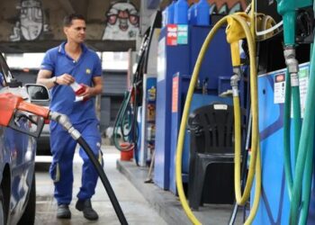 Crédito extraordinário de R$ 550 milhões será usado para subsidiar a importação de diesel no Brasil. Medida busca garantir o abastecimento e reduzir impactos no setor de combustíveis.