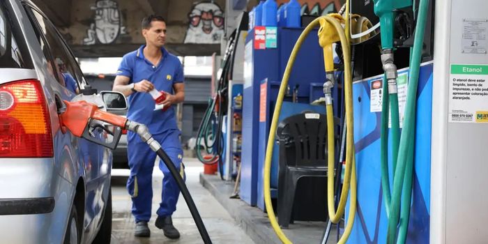 Crédito extraordinário de R$ 550 milhões será usado para subsidiar a importação de diesel no Brasil. Medida busca garantir o abastecimento e reduzir impactos no setor de combustíveis.