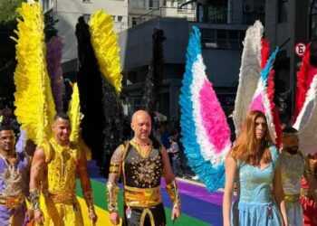 Parada LGBT+ de São Paulo comemora 30 anos com milhares de participantes, atrações musicais, manifestações pela diversidade e defesa do voto consciente na luta por direitos.