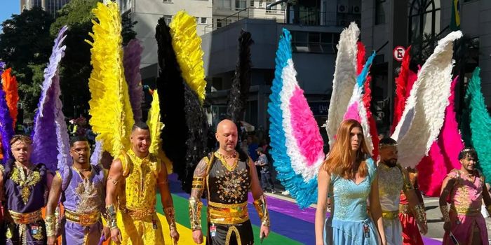Parada LGBT+ de São Paulo comemora 30 anos com milhares de participantes, atrações musicais, manifestações pela diversidade e defesa do voto consciente na luta por direitos.
