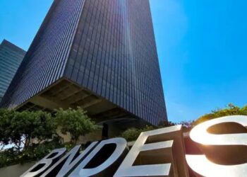 Lula afirma que confiança entre funcionários e direção do BNDES impulsiona resultados do banco. Governo anuncia R$ 140 bilhões para a Nova Indústria Brasil.