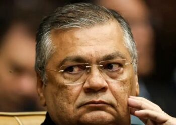 Ministro Flávio Dino mantém decisão que determina retirada de postagens ofensivas feitas por vereador de Manaus contra adversário político, mas preserva uso de expressão considerada crítica política.