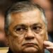 Ministro Flávio Dino mantém decisão que determina retirada de postagens ofensivas feitas por vereador de Manaus contra adversário político, mas preserva uso de expressão considerada crítica política.