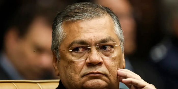 Ministro Flávio Dino mantém decisão que determina retirada de postagens ofensivas feitas por vereador de Manaus contra adversário político, mas preserva uso de expressão considerada crítica política.