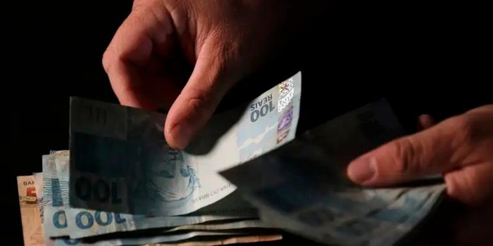 Brasileiros retiraram R$ 482,8 milhões em valores esquecidos no sistema financeiro em abril. Saiba como consultar, resgatar recursos e evitar golpes relacionados ao SVR.