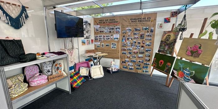 Internos do sistema prisional do Espírito Santo expõem peças de artesanato, moda pet e pinturas na Semana Estadual de Ciência, Tecnologia e Inovação, destacando ações de ressocialização.