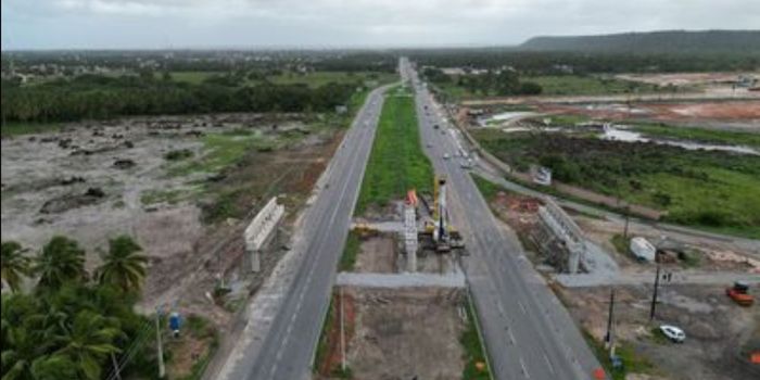 Obras do Arco Metropolitano de Maceió avançam com instalação das vigas do viaduto. Projeto integra o Novo PAC e promete melhorar o trânsito e a logística em Alagoas.