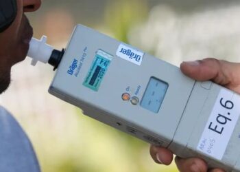 Estudo revela queda de 19,5% nas mortes no trânsito relacionadas ao álcool entre 2010 e 2024. Especialistas defendem mais fiscalização e campanhas eficazes.