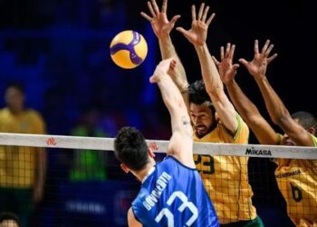 Brasil é derrotado pela Itália na Liga das Nações de Vôlei, cai para o sexto lugar e enfrenta Eslovênia e Canadá nas próximas rodadas.