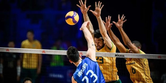 Brasil é derrotado pela Itália na Liga das Nações de Vôlei, cai para o sexto lugar e enfrenta Eslovênia e Canadá nas próximas rodadas.