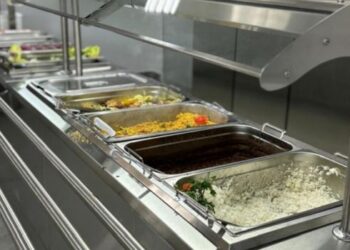 Restaurante Popular de Vitória funcionará normalmente nesta segunda-feira, com refeições balanceadas e cardápio especial para os usuários. Veja os horários de atendimento.