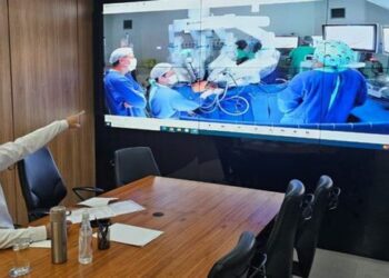 Primeira telecirurgia robótica do SUS conecta hospitais de Porto Velho e Barretos, levando inovação ao tratamento oncológico no Brasil.