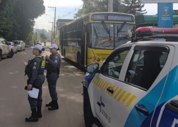 Fiscalização do Detran|ES e BPTran em Cariacica resulta em 28 infrações de trânsito e remoção de veículo. Operação teve foco na segurança do transporte escolar.