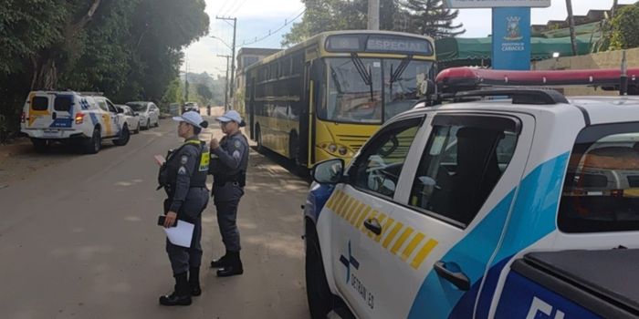Fiscalização do Detran|ES e BPTran em Cariacica resulta em 28 infrações de trânsito e remoção de veículo. Operação teve foco na segurança do transporte escolar.