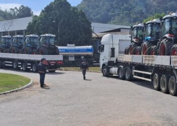 Operação da Sefaz em João Neiva autuou cargas sem documentação fiscal e aplicou R$ 28,4 mil em multas. Cerca de 130 caminhões foram fiscalizados na ação.