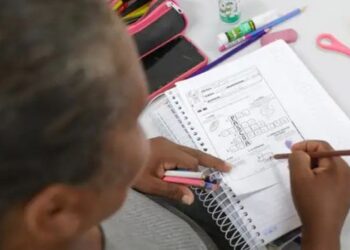 Taxa de analfabetismo cai para 4,9% em 2025 e atinge menor nível já registrado. Pesquisa do IBGE aponta avanços e desigualdades persistentes.