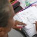 Taxa de analfabetismo cai para 4,9% em 2025 e atinge menor nível já registrado. Pesquisa do IBGE aponta avanços e desigualdades persistentes.
