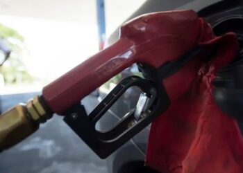 Com queda do petróleo, governo inicia retirada dos subsídios aos combustíveis e encerra incentivo sobre o diesel a partir de 1º de julho.