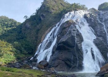 Projeto de lei na Assembleia Legislativa do Espírito Santo propõe reconhecer a Cachoeira da Fumaça como patrimônio natural de relevante interesse estadual, fortalecendo sua preservação e o turismo regional.