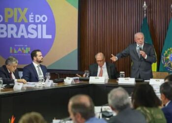 Lula reage às novas tarifas dos EUA sobre produtos brasileiros, defende a soberania nacional, promete buscar novos parceiros comerciais e reforça compromisso com o multilateralismo.