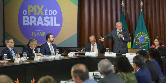 Lula reage às novas tarifas dos EUA sobre produtos brasileiros, defende a soberania nacional, promete buscar novos parceiros comerciais e reforça compromisso com o multilateralismo.