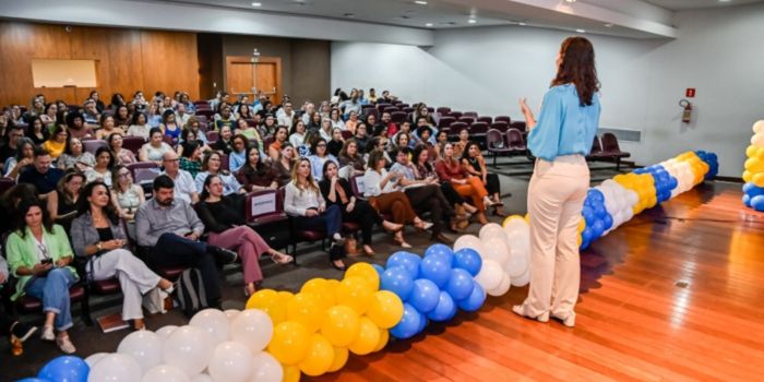 Nova formação de diretores escolares marca início do triênio 2026-2029 na rede municipal de Vitória e destaca avanços na educação.
