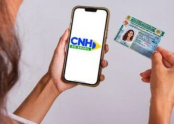 Brasil bate recorde histórico na emissão de CNHs em 2026. Mais de 1,14 milhão de documentos foram expedidos nos cinco primeiros meses do ano, segundo dados do Ministério dos Transportes.