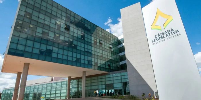 Mesa Diretora da CLDF aprova medida que reduz jornada de terceirizados para até 40 horas semanais e garante mais dias de descanso.