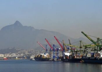 Brasil e Estados Unidos negociam acordo comercial em meio a tarifas de até 25% e tensão política ligada às eleições de 2026, segundo avaliação do governo brasileiro.