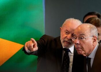 Brasil intensifica negociações com os Estados Unidos para evitar tarifa adicional de 25% sobre exportações. Governo aposta em acordo comercial e rejeita críticas ao Pix.
