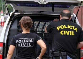 Polícia Civil apura origem e posse de arma apreendida em blitz no DF. Caso foi comunicado ao STF e envolve ex-presidente Jair Bolsonaro.