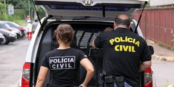 Polícia Civil apura origem e posse de arma apreendida em blitz no DF. Caso foi comunicado ao STF e envolve ex-presidente Jair Bolsonaro.