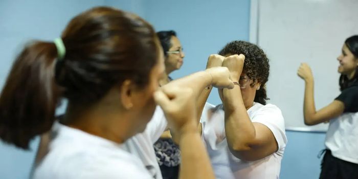 Projeto aprovado pelo Senado autoriza spray de defesa pessoal para mulheres, estabelece regras de comercialização e cria programa nacional de capacitação.