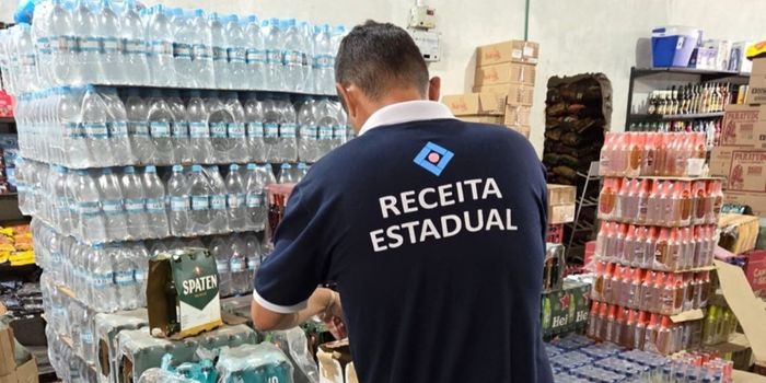 Operação da Receita Estadual na Serra apreende 118 mil bebidas alcoólicas sem documentação fiscal. Ação da Sefaz pode resultar na recuperação de aproximadamente R$ 700 mil em impostos e multas.