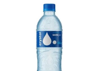 Anvisa anuncia recolhimento de lote da água mineral Crystal após detecção da bactéria Pseudomonas aeruginosa. Consumidores devem verificar o número do lote e evitar o consumo.