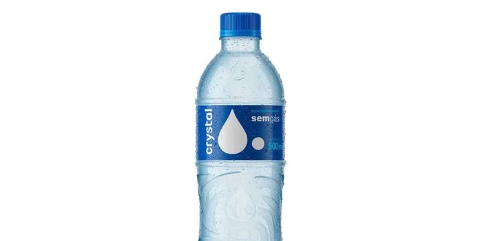 Anvisa anuncia recolhimento de lote da água mineral Crystal após detecção da bactéria Pseudomonas aeruginosa. Consumidores devem verificar o número do lote e evitar o consumo.