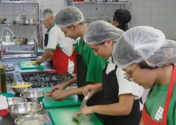 IBGE informa que o desemprego caiu para 5,6% no trimestre encerrado em maio, o menor índice da série histórica para o período, com aumento da população ocupada.