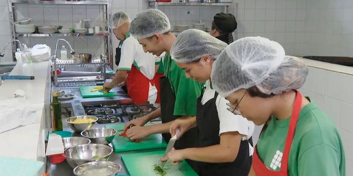 IBGE informa que o desemprego caiu para 5,6% no trimestre encerrado em maio, o menor índice da série histórica para o período, com aumento da população ocupada.
