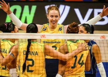 Após vencer a Holanda na estreia, seleção brasileira feminina de vôlei encara a República Dominicana pela Liga das Nações. Equipe busca campanha rumo ao título inédito.