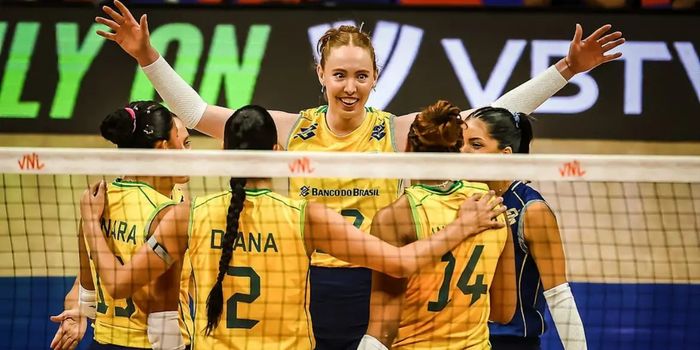 Após vencer a Holanda na estreia, seleção brasileira feminina de vôlei encara a República Dominicana pela Liga das Nações. Equipe busca campanha rumo ao título inédito.
