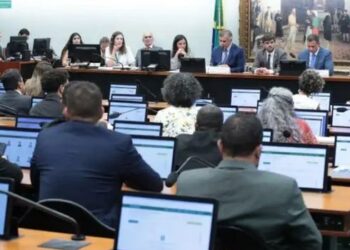 Comissão de Constituição e Justiça adia votação da PEC que reduz a maioridade penal para 16 anos. Debate divide parlamentares e deve continuar nesta quarta-feira.