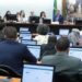 Comissão de Constituição e Justiça adia votação da PEC que reduz a maioridade penal para 16 anos. Debate divide parlamentares e deve continuar nesta quarta-feira.