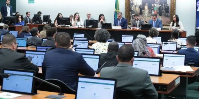 Comissão de Constituição e Justiça adia votação da PEC que reduz a maioridade penal para 16 anos. Debate divide parlamentares e deve continuar nesta quarta-feira.