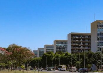 Ministério da Gestão autoriza a nomeação de 85 aprovados em concursos públicos para o MPO, CNEN e ANM. Medidas foram publicadas no Diário Oficial da União.
