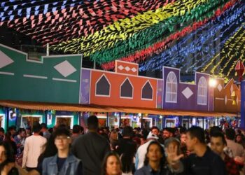 Pesquisa revela que 85% dos brasileiros planejam participar das festas de São João em 2026. Eventos gratuitos e celebrações em família lideram a preferência.