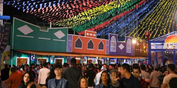 Pesquisa revela que 85% dos brasileiros planejam participar das festas de São João em 2026. Eventos gratuitos e celebrações em família lideram a preferência.
