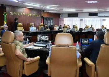 Superior Tribunal Militar rejeita recurso da defesa de Jair Bolsonaro e mantém andamento de processo sobre perda de patente após condenação no STF.