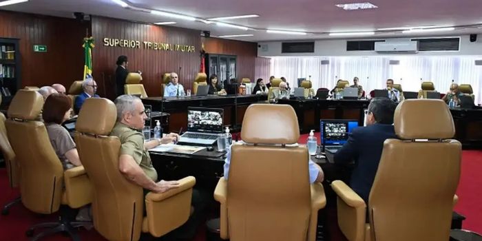 Superior Tribunal Militar rejeita recurso da defesa de Jair Bolsonaro e mantém andamento de processo sobre perda de patente após condenação no STF.